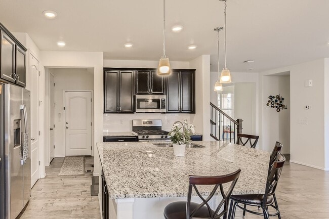 Building Photo - **** SPECIAL OFFER: 1 Month Rent FREE, if lease by July 1st week ****** Beautiful 4 bed, 4 bath h...