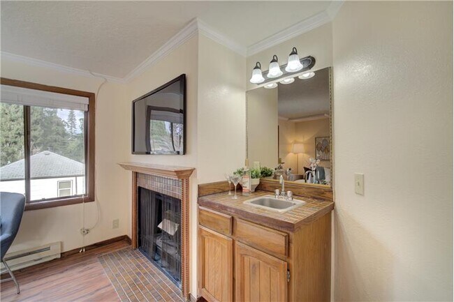 Building Photo - 11401 Roosevelt Way NE