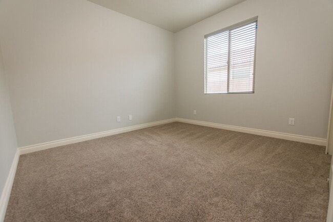 Building Photo - Gorgeous 4 Bedroom 2 Bathroom Home! Centra...
