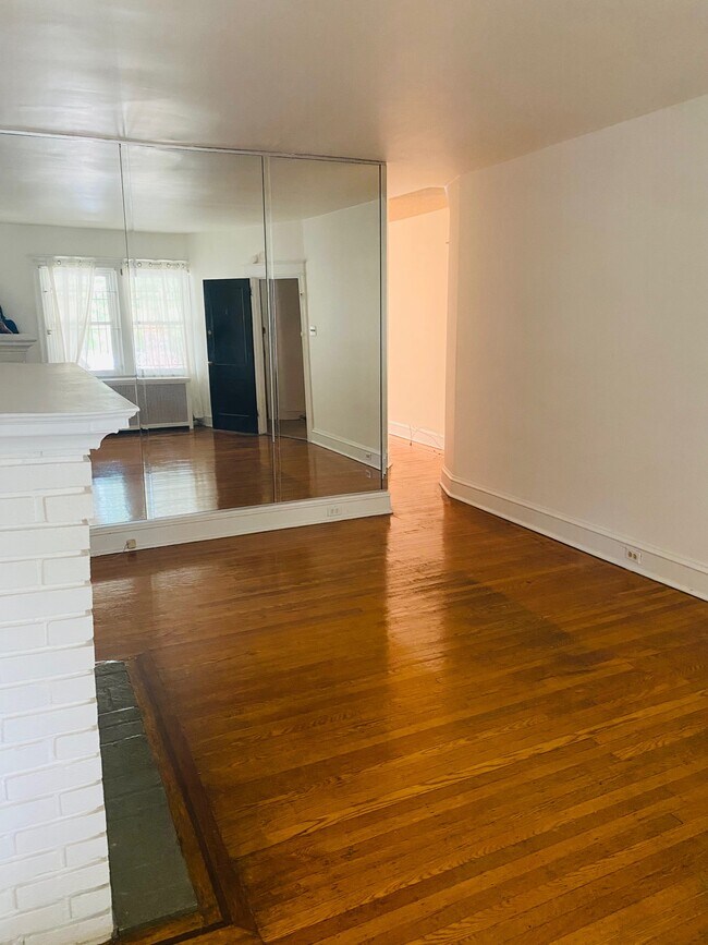 Building Photo - 882 Corinthian Ave