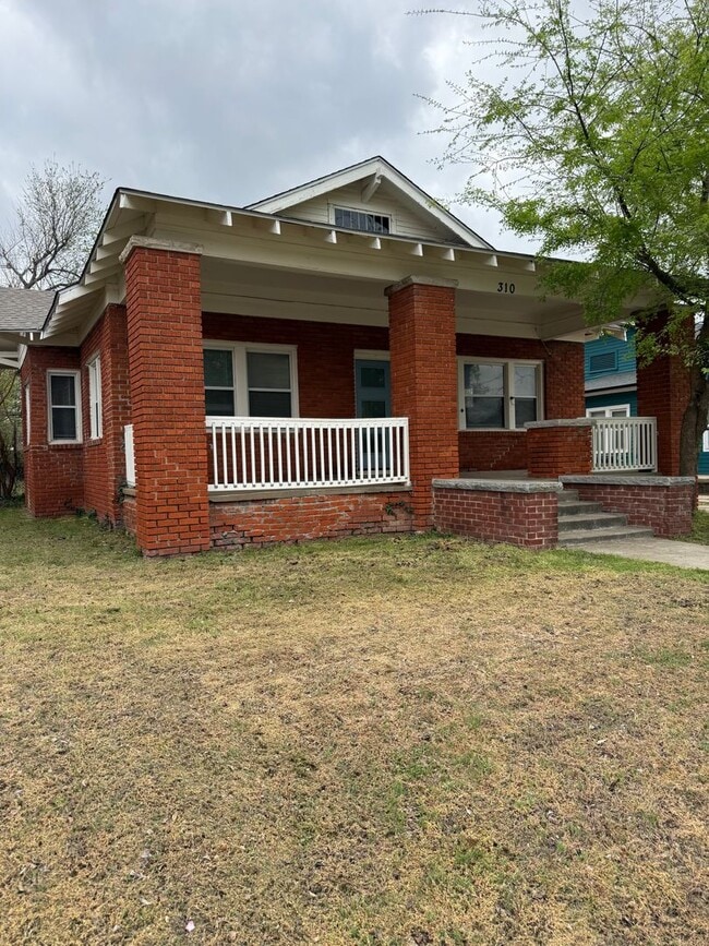 Building Photo - Spacious 3 Bed Near Downtown & OU Health + W/D Included & Driveway Parking