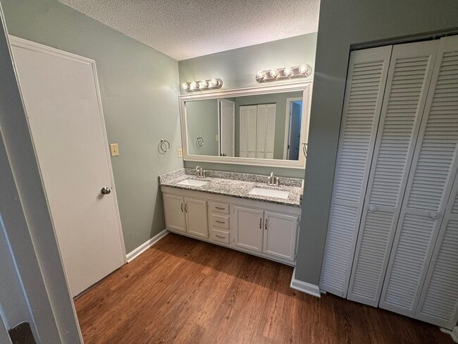 Building Photo - Beautiful 2 Bedroom 1.5 Bath Town Home! Ne...