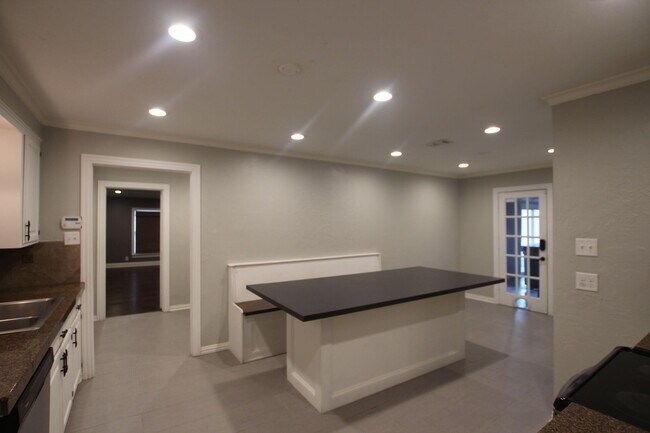 Building Photo - Available Now! Spacious 4 Bed/3 Bath Home ...