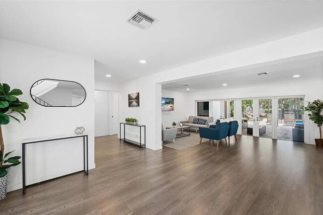 Building Photo - 413 Holiday Dr