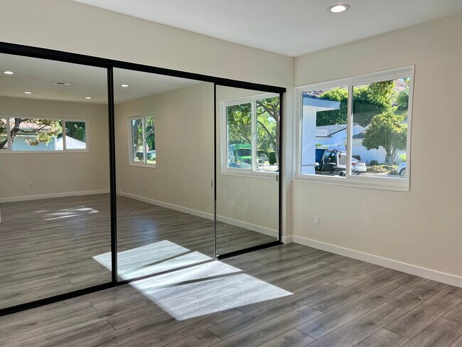 Building Photo - 6069 Lake Nadine Pl