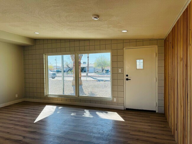 Building Photo - Spacious 3 Bedroom, 2 Bathroom Home with Solar in Bullhead City!