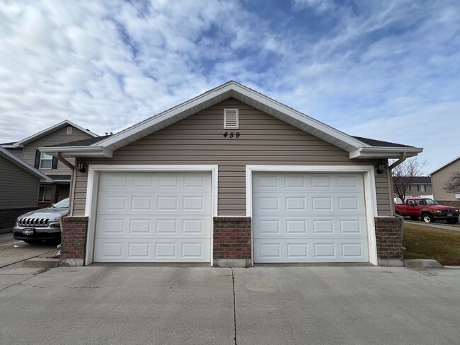 Building Photo - 2 Bedroom 1.5 Bathroom townhouse