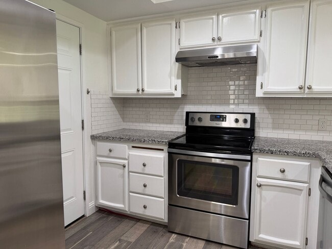 Building Photo - Gorgeous 2 bedroom 2 bath duplex in the trees