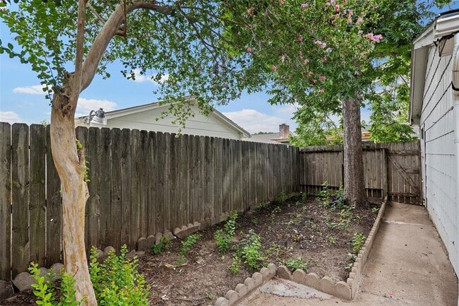 Building Photo - 13163 High Star Dr