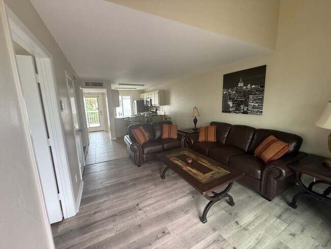 Building Photo - Family Friendly 3 Bedroom Townhome Style C...