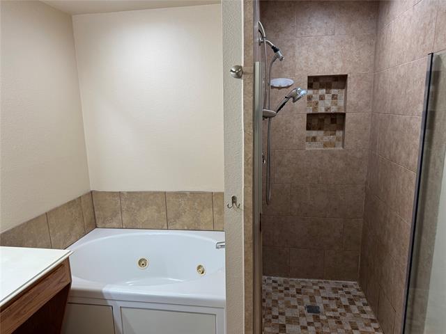 Building Photo - 2800 Briargrove Ln
