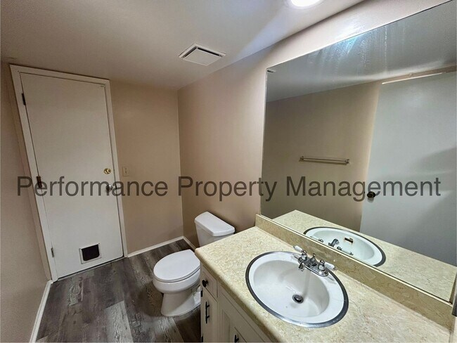Building Photo - Dreamy 3 Bed/2 Bath Condo in SE Bakersfiel...
