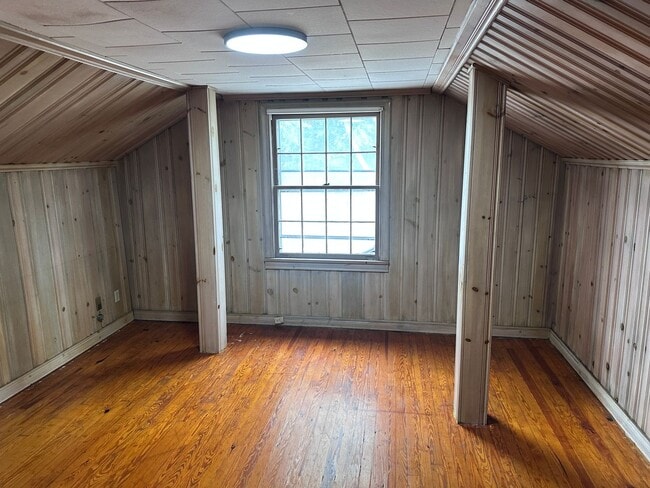 Building Photo - Charming Four Bedroom Brick  Home in Wesle...