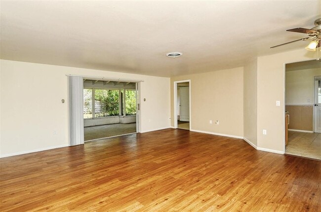 Building Photo - 3137 Lockwood Terrace