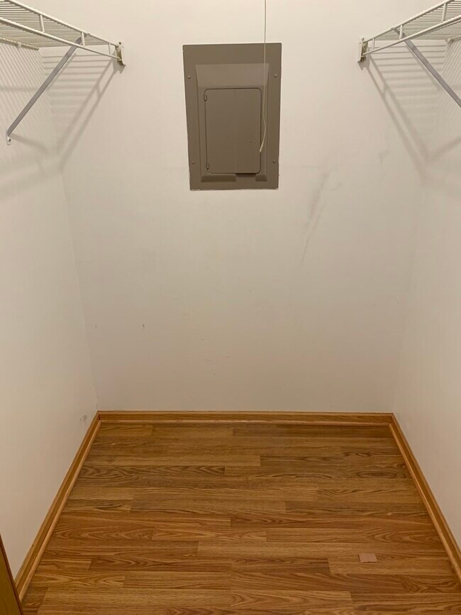 Building Photo - 1919 N Hicks Rd