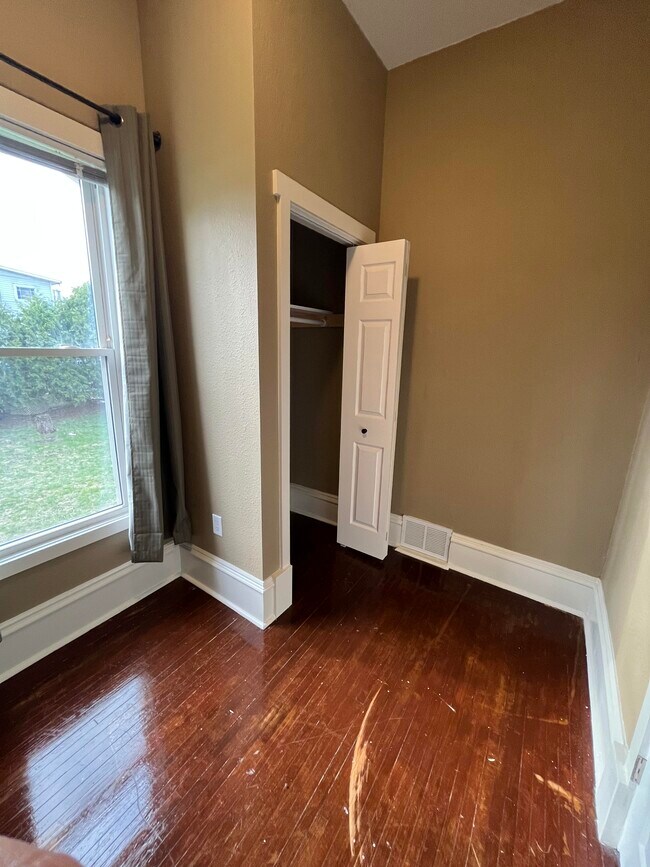 Building Photo - 532 Otter Ave