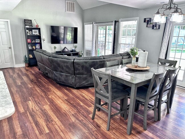 Building Photo - 304 Chisholm Trail