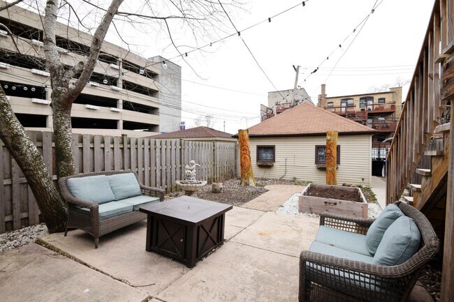 Building Photo - 2702 N Artesian Ave