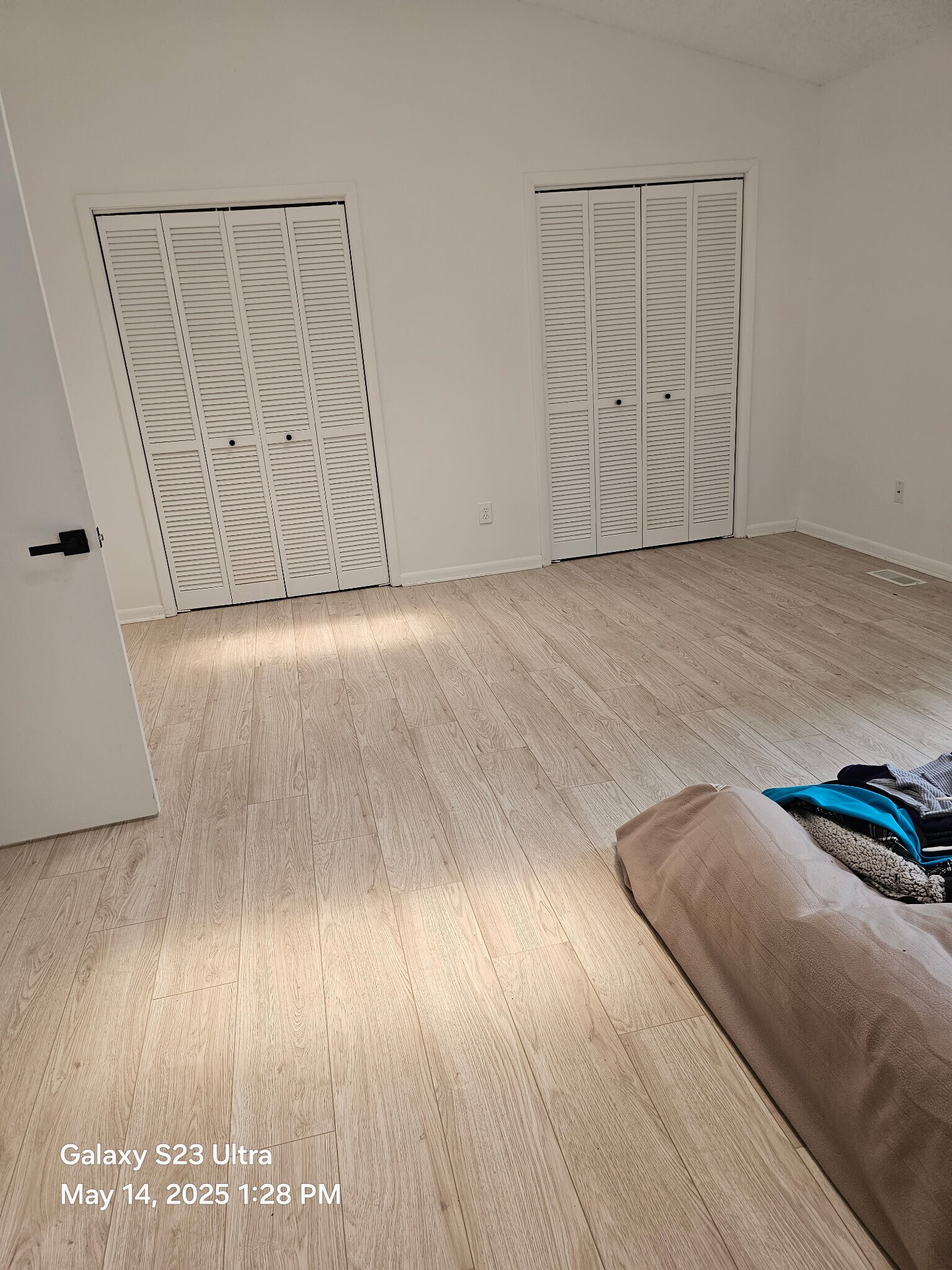 Master bedroom with skylight and patio to the lake - 2109 Point Hollow Ct