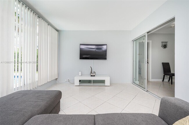 Building Photo - 810 S Rainbow Dr