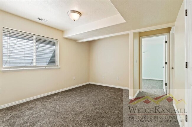 Building Photo - Spacious Residence in Taylorsville – 5 Bed...