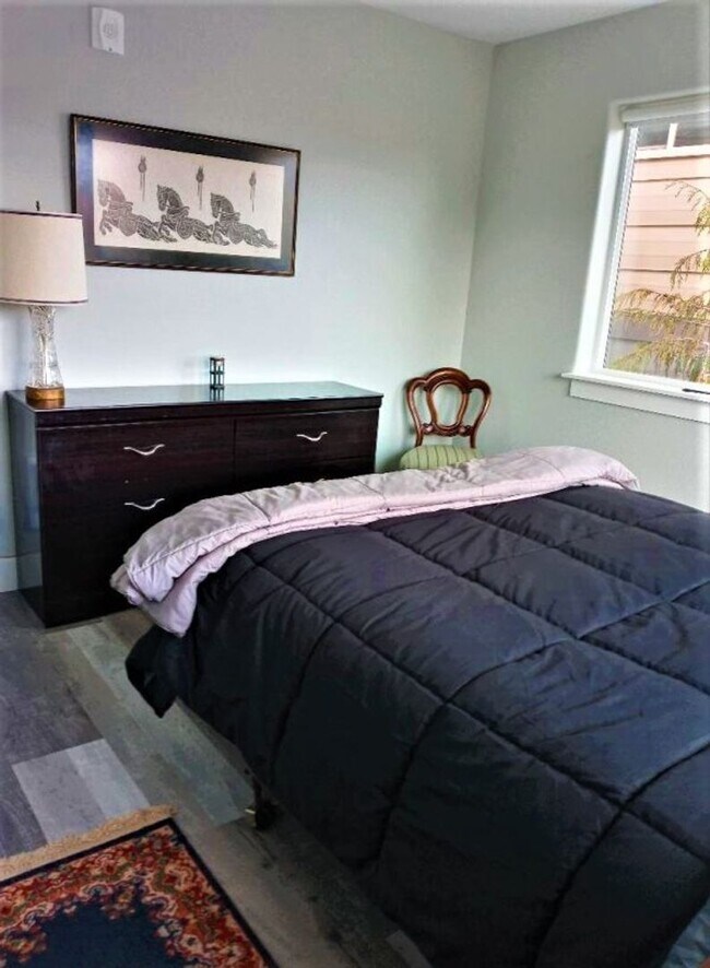 Building Photo - Fully Furnished 2 Bedroom 1 Bath Condo | T...