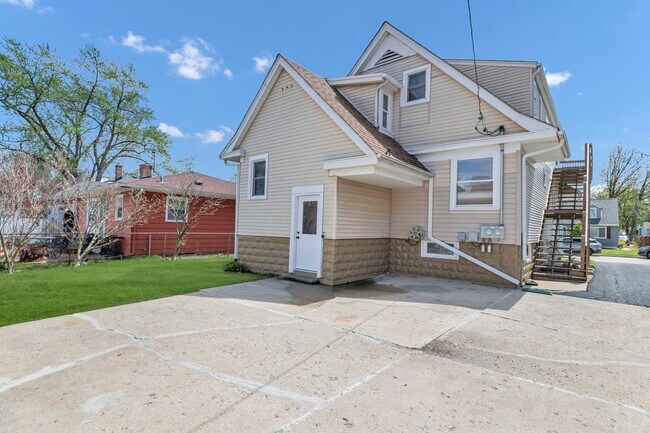 Building Photo - 129 W Stimmel St