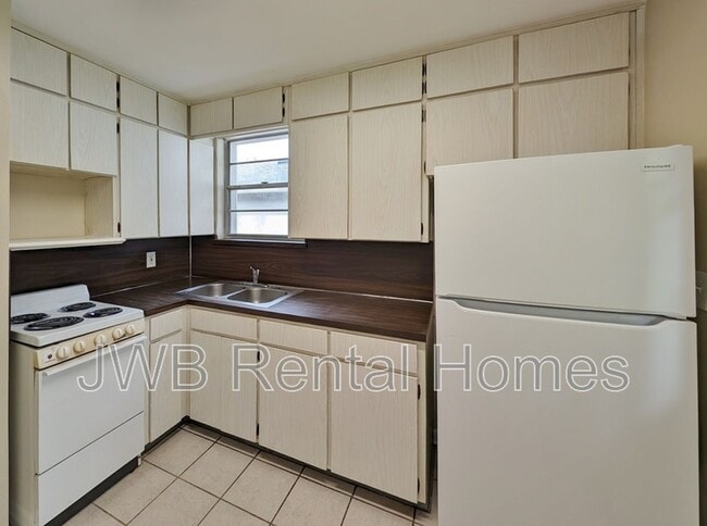 Building Photo - 4553 Astral St