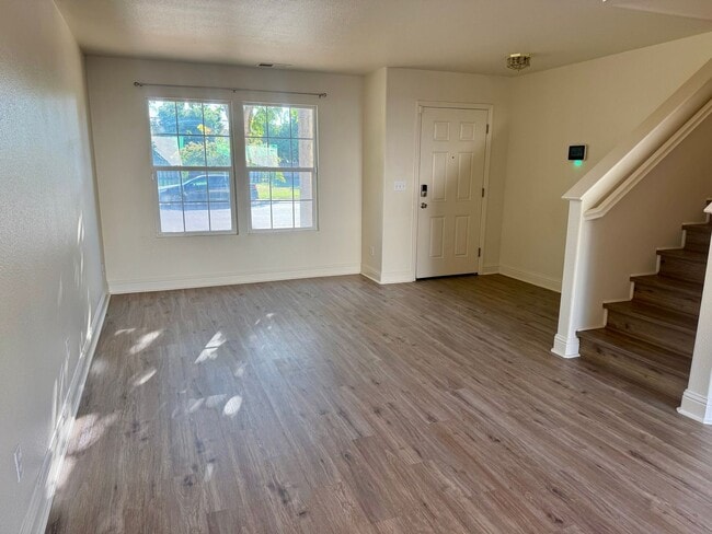 Building Photo - Newly Updated 3 Bedroom 2 1/2 Bath North M...