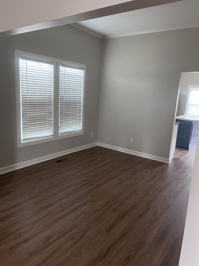 Dining room - 701 E 4th St