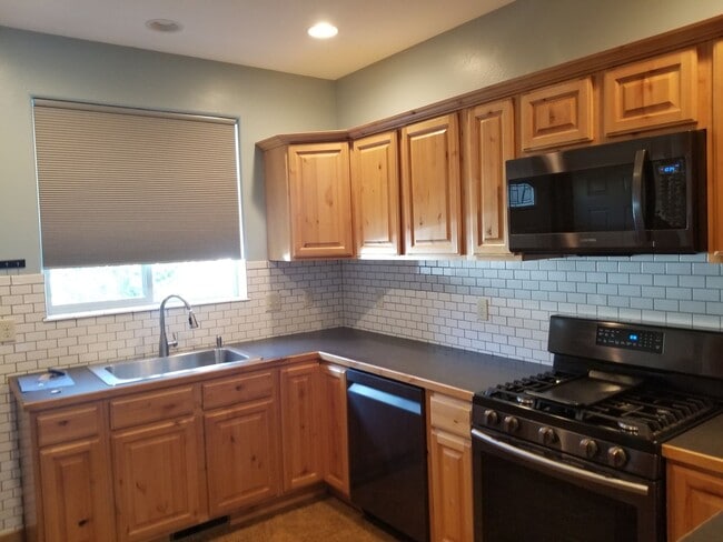 Building Photo - Adorable 2 Bedroom House- Great Location!