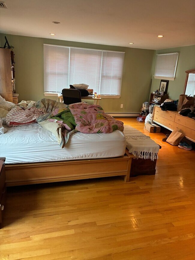 Building Photo - Beautiful single family house in a prime location in Newton