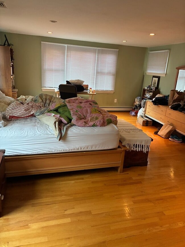 Building Photo - Huge 4 bed single family house in Newton for rent!!