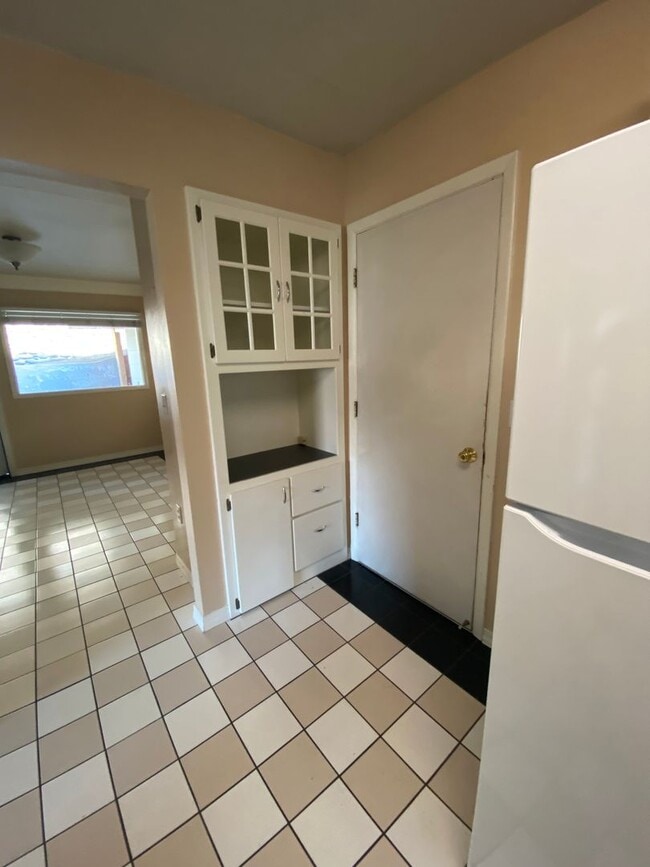 Building Photo - Johnson Duplex Apartments