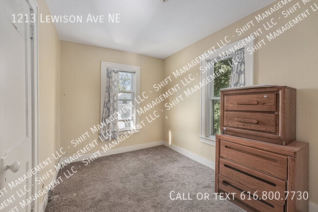 Building Photo - 1213 Lewison Ave NE