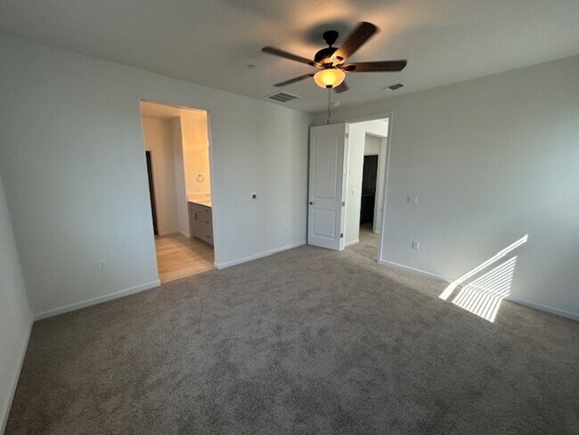 Building Photo - Brand new 4 bedroom 3 bathroom with solar in NW Visalia!!