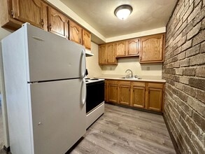 Building Photo - Beautiful One Bedroom Apartment with A/C, Parking & On-Site Laundry! Call Today!