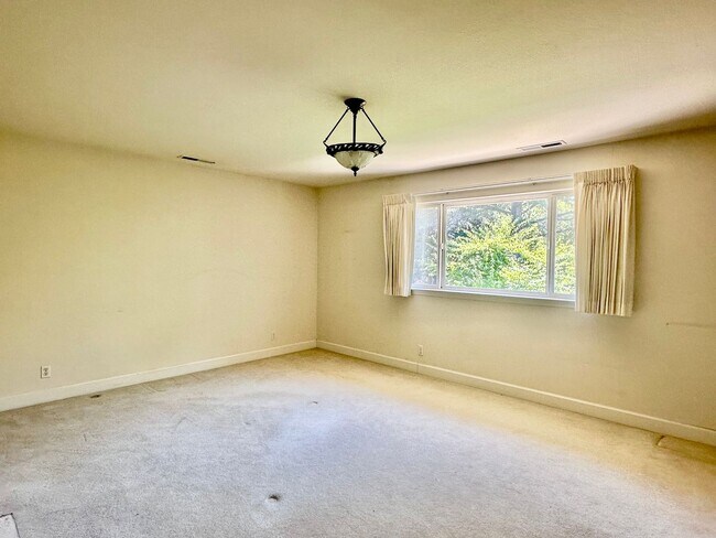 Building Photo - 388 Knowles Dr