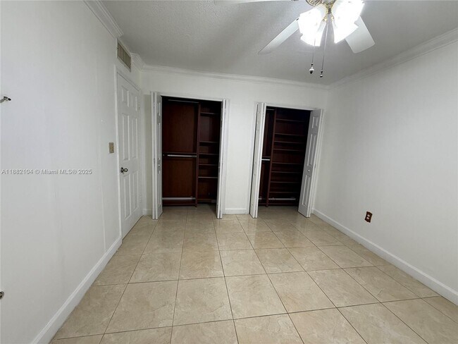 Building Photo - 1560 W 46th St