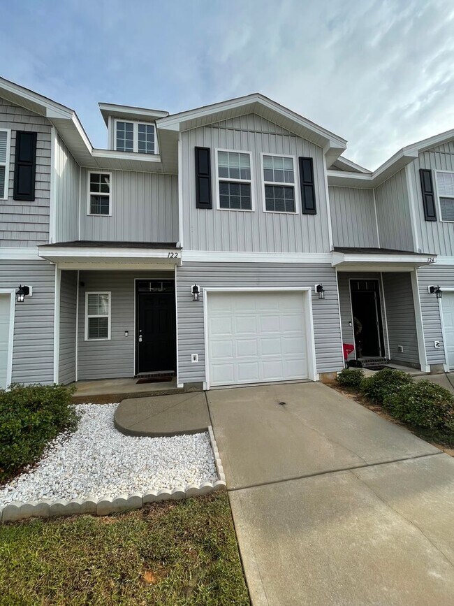 Building Photo - *** MOVE IN SPECIAL! Half OFF 1st Month's Rent!