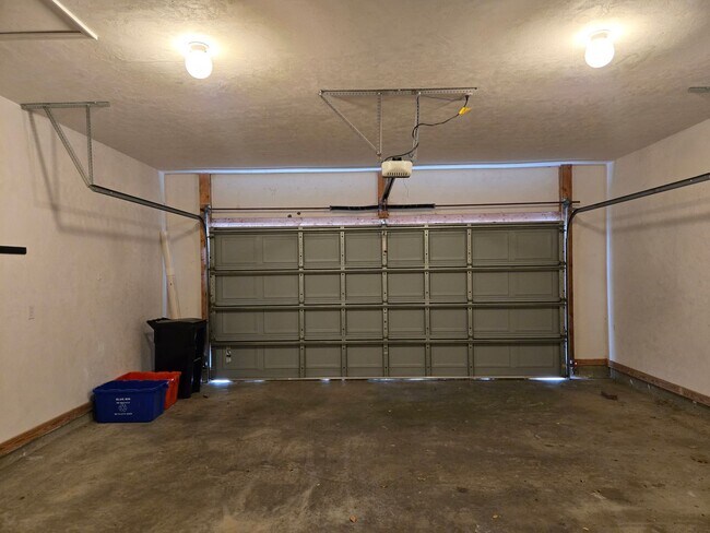 Building Photo - Beautiful & Spacious 3-Bedroom Home in Gated Community – 2-Car Garage!