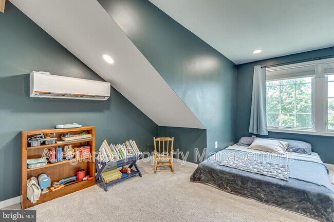 Building Photo - 912 Green St