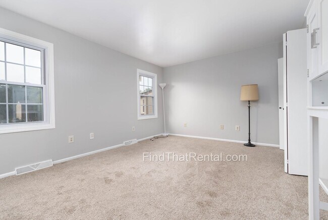 Building Photo - Freshly Painted, Pet-Friendly, Off-Street Parking, Walk to Carlisle HS!