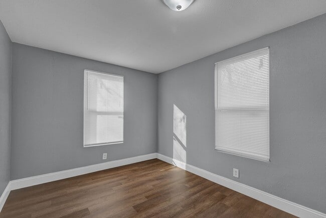 Building Photo - 2 bed 1 bath + laundry