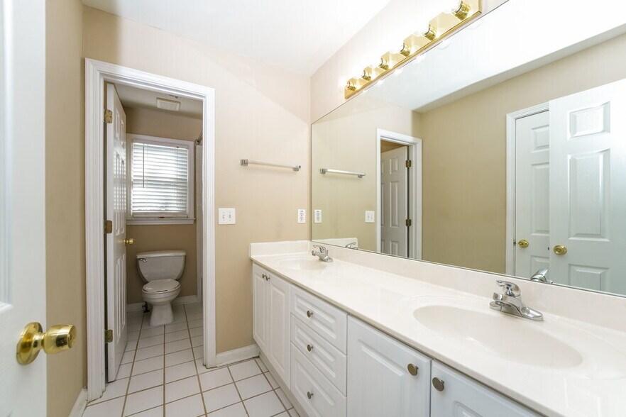 Building Photo - 430 Golden Meadows Ln