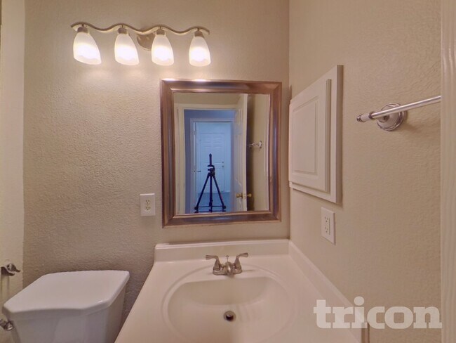 Building Photo - 4021 Chinaberry Dr