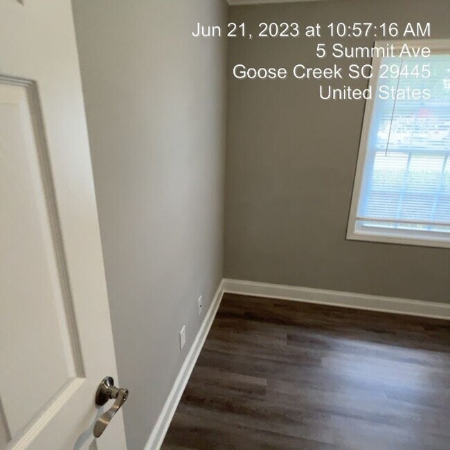 Building Photo - Relaxed Living with Spacious Yard in Goose...