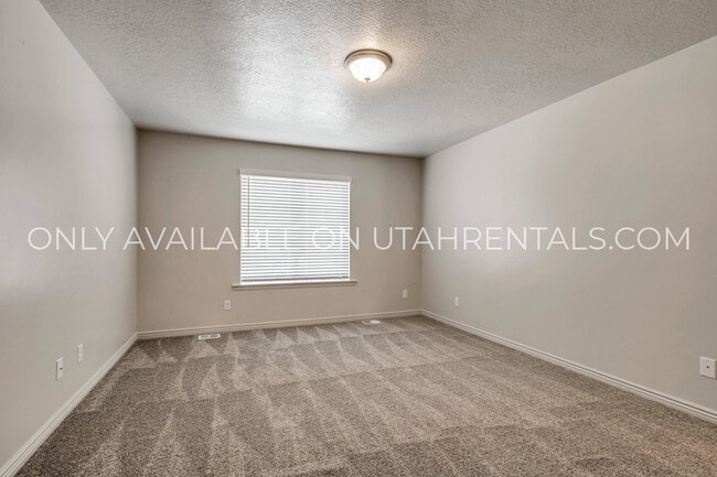 Building Photo - 793 N 2560 E