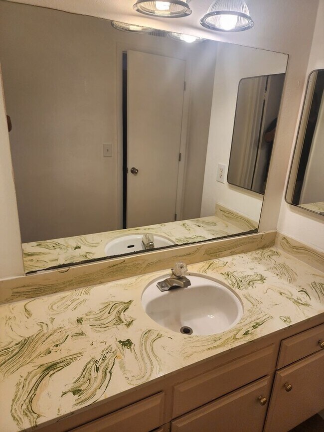 Building Photo - 3 bedroom/ 2 bath condo 1st floor condo