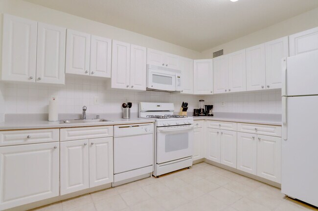 Building Photo - 1600 S Eads St